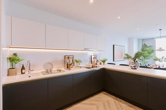 2 Bedroom Apartment To Rent In Colliers Yard, Bed, M3