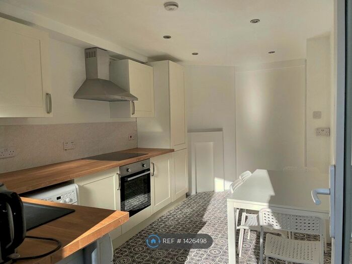 3 Bedroom Flat To Rent In Stanley Court, Birmingham, B15