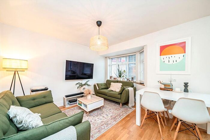 3 Bedroom Flat For Sale In Cloister Road, Acton, W3