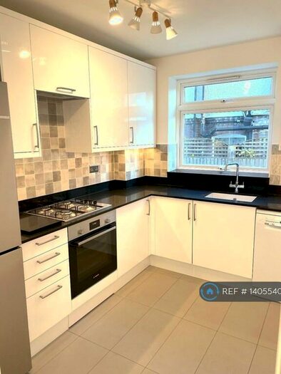 2 Bedroom Flat To Rent In Castle Ave, Highams Park, E4