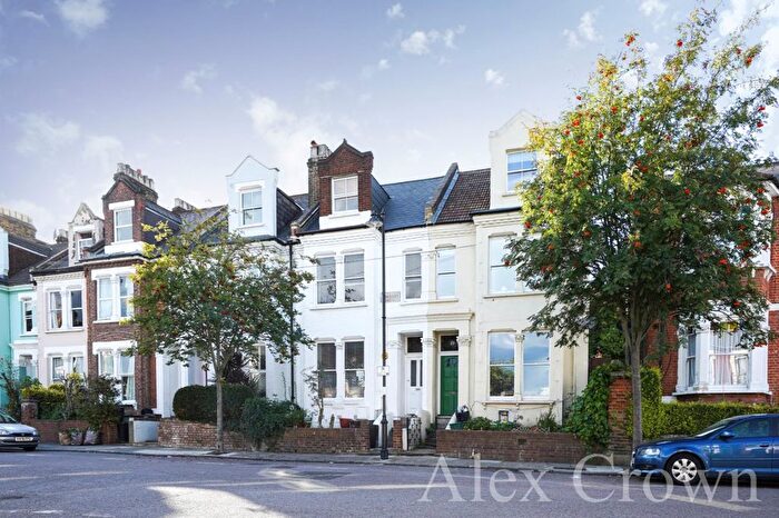 6 Bedroom Terraced House To Rent In Parolles Road, Archway, N19