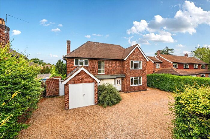 4 Bedroom Detached House For Sale In Blackwood Close, West Byfleet, KT14