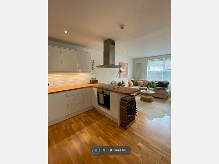 2 Bedroom Flat To Rent In Cavendish Road, Clapham, SW12