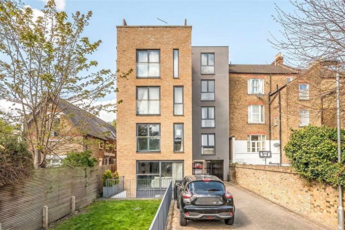 2 Bedroom Flat For Sale In Kings Avenue, Clapham, SW4
