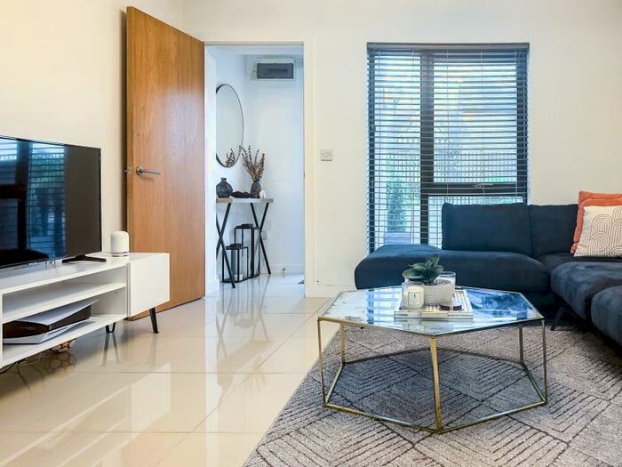 3 Bedroom Town House To Rent In Taylorson Street, Salford, M5