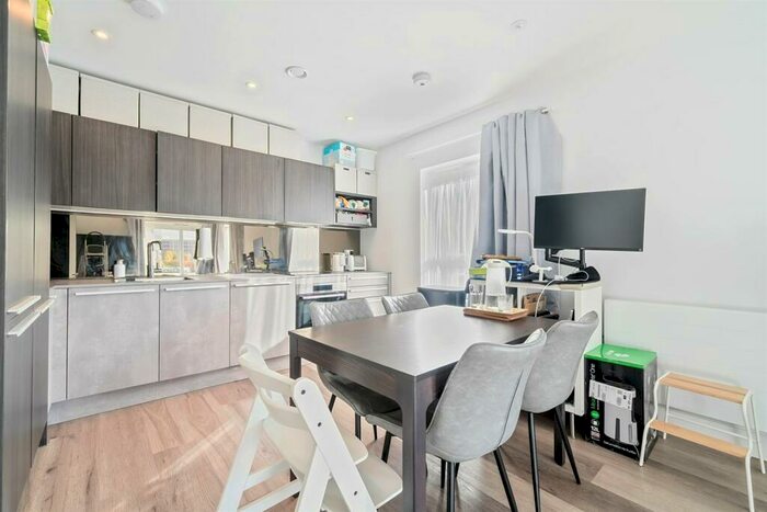 2 Bedroom Apartment To Rent In Fairhaven Drive, Reading, RG2