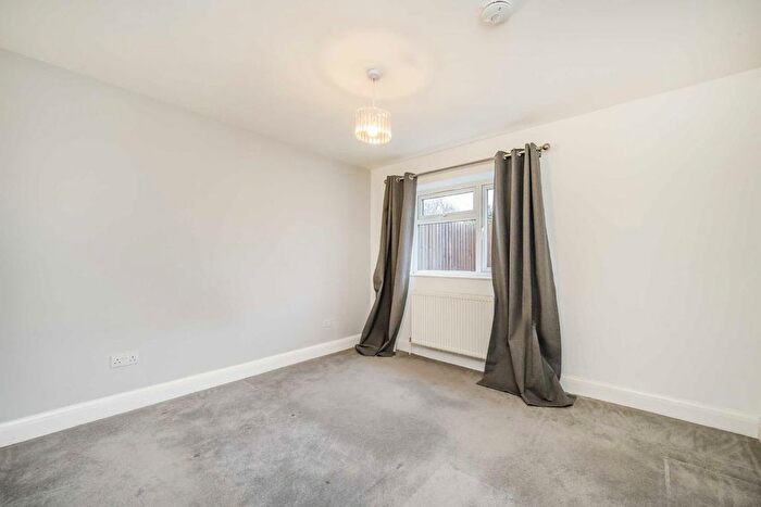 3 Bedroom Flat To Rent In Saxon Drive, London, W3