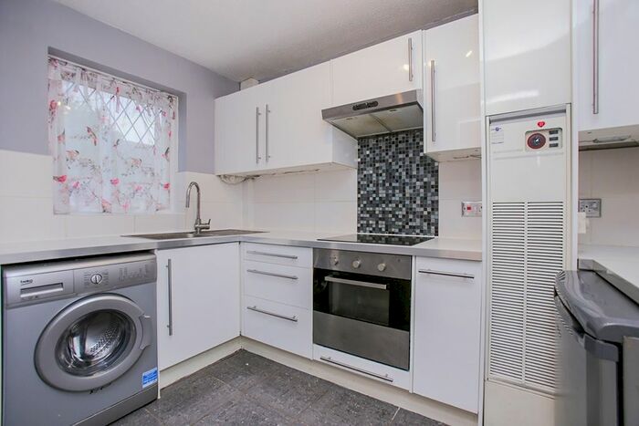 3 Bedroom Detached House To Rent In Southwood Close, Worcester Park, Surrey, KT4