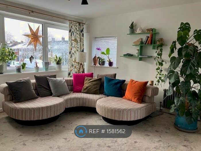 2 Bedroom Maisonette To Rent In Courtlands Avenue, London, SE12