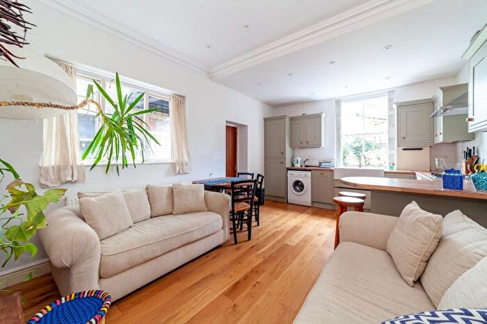 2 Bedroom Flat To Rent In Cranworth Gardens, London, SW9
