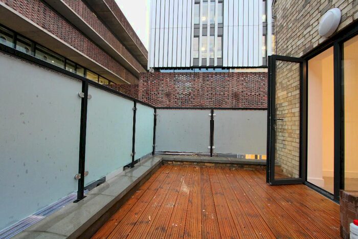 3 Bedroom Flat To Rent In Parkgate Road, Battersea, SW11