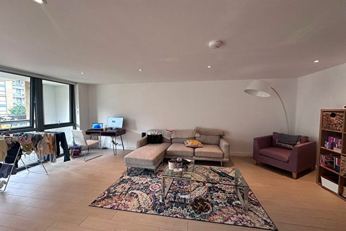 2 Bedroom Flat To Rent In Packington Square, Islington, N1