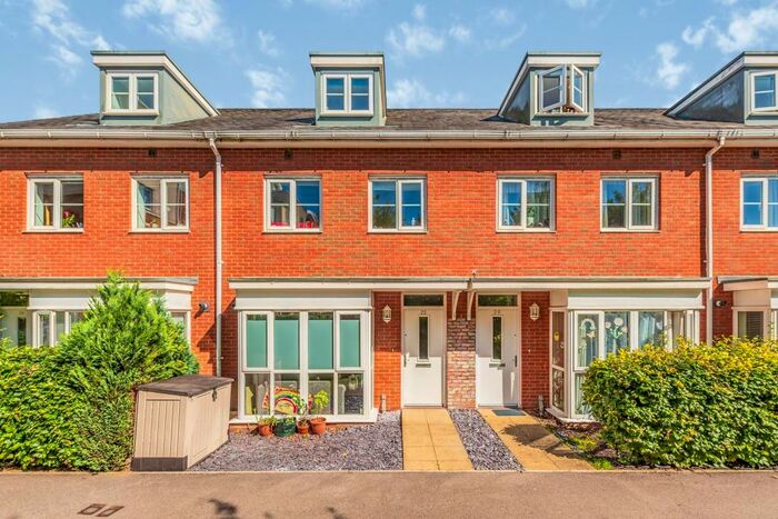 4 Bedroom House To Rent In Powell Gardens, Redhill, RH1