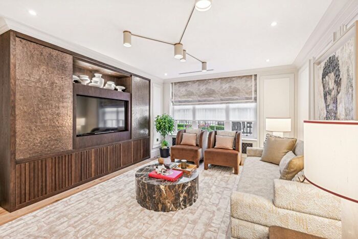 2 Bedroom Flat To Rent In Eaton House, - Upper Grosvenor Street, W1K