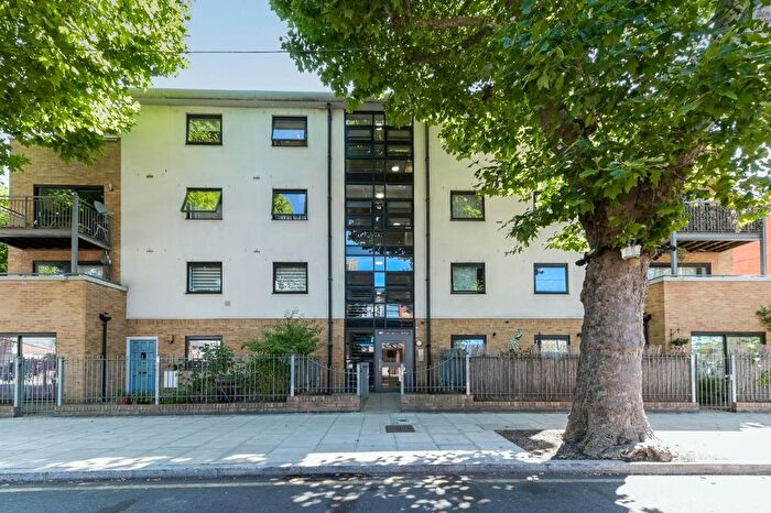 2 Bedroom Flat For Sale In Aberfeldy Street, London, E14