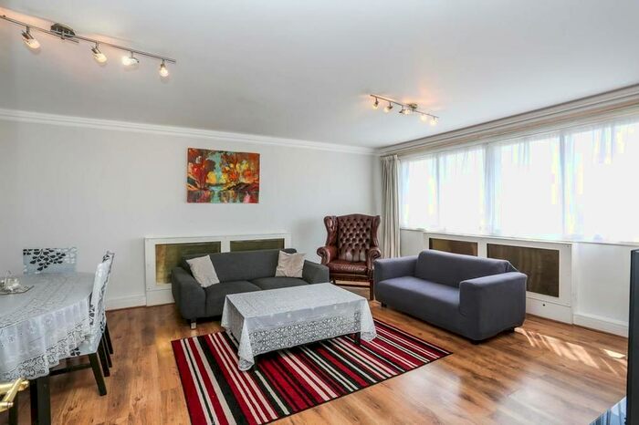 3 Bedroom Flat To Rent In Warwick Gardens, London, W14