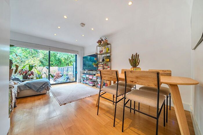 4 Bedroom Terraced House For Sale In Vincent Close, Surrey Quays, London, SE16
