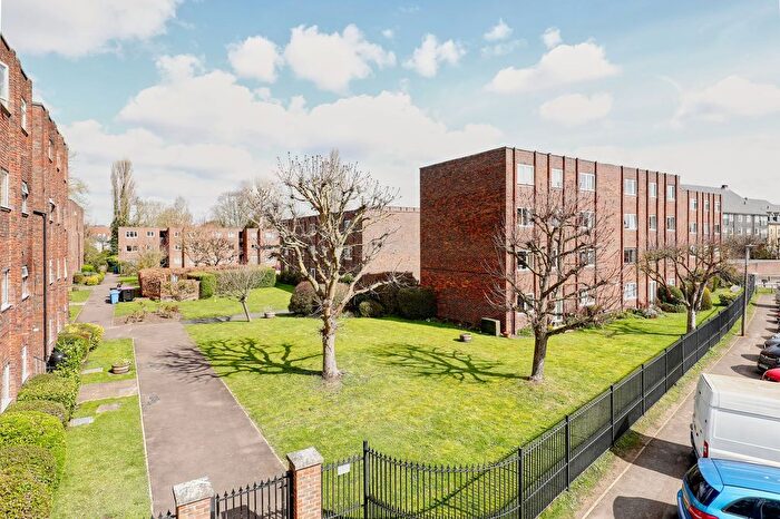 2 Bedroom Flat For Sale In Broadmeads, Ware, SG12