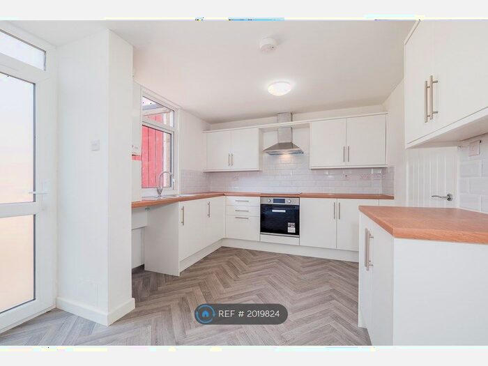 4 Bedroom End Of Terrace House To Rent In Longueville Court, Northampton, NN3