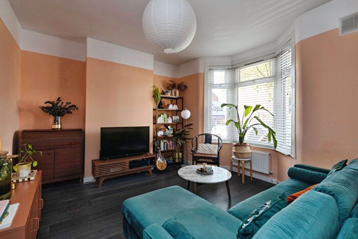 2 Bedroom Maisonette For Sale In Camden Road, London, E17