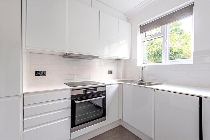 2 Bedroom Flat For Sale In Goldings Hill, Loughton, Essex, IG10