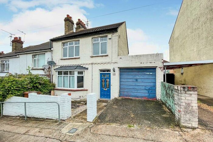 3 Bedroom End Of Terrace House To Rent In Onslow Road, Rochester, Kent, ME1