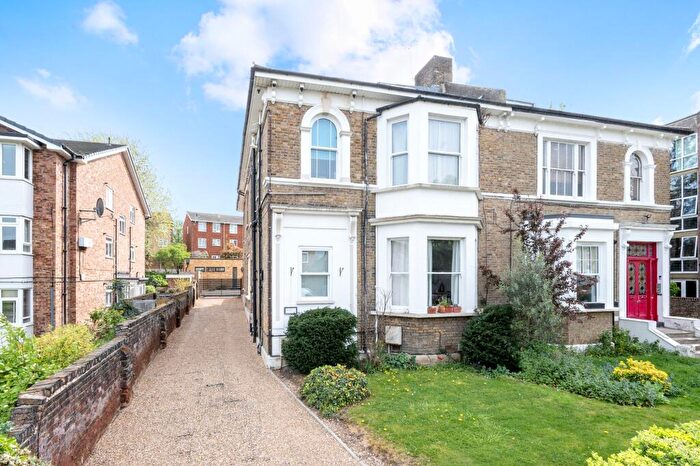 2 Bedroom Flat For Sale In Adelaide Road, Surbiton, KT6