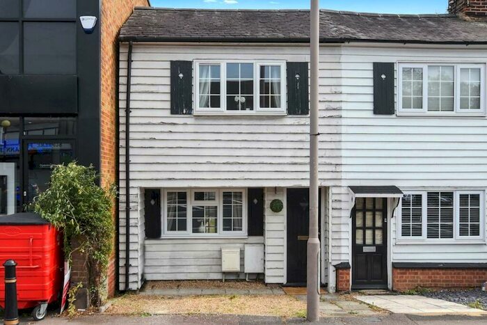 2 Bedroom End Of Terrace House To Rent In Goldings Hill, Essex, IG10