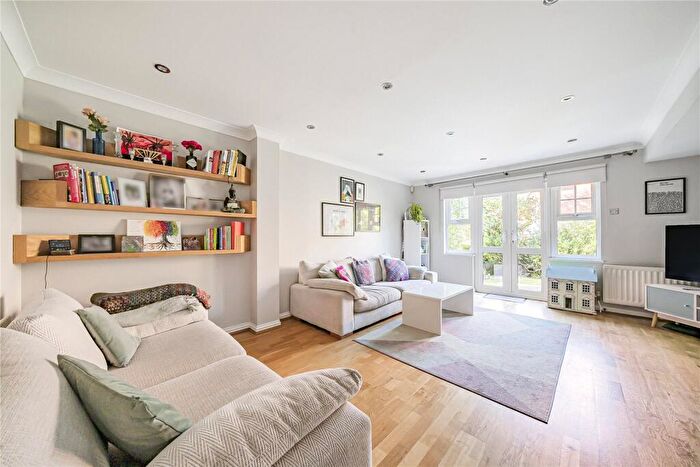 3 Bedroom End Of Terrace House For Sale In Colenso Drive, Mill Hill, London, NW7