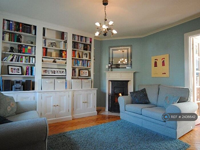 3 Bedroom Semi-Detached House To Rent In Midholm, London, NW11