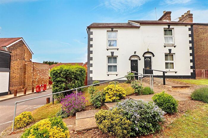 2 Bedroom Property For Sale In Barnet Lane, Elstree, Borehamwood, WD6