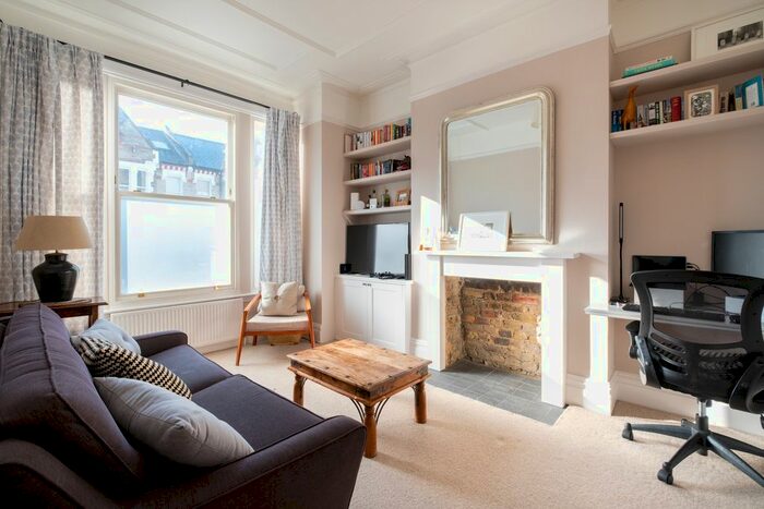 2 Bedroom Flat To Rent In Kingscourt Road, London, SW16
