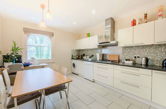 3 Bedroom Maisonette To Rent In Highbury New Park, Islington, London, N5