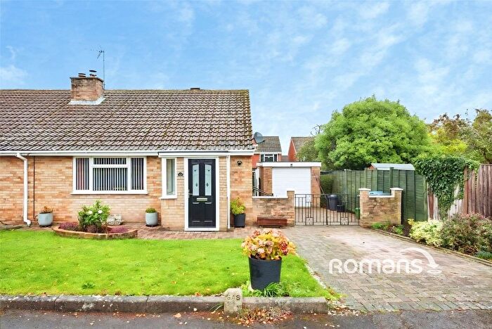 2 Bedroom Bungalow For Sale In Swallow Close, Yateley, Hampshire, GU46