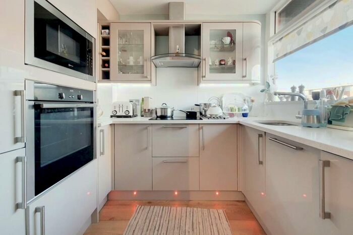 2 Bedroom Flat To Rent In Golden Lane Estate, Barbican, London, EC1Y