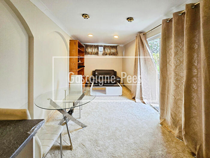 1 Bedroom Apartment To Rent In Cedarcroft Road - Chessington, KT9