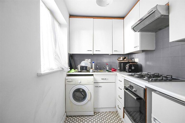 1 Bedroom Apartment For Sale In Oakfields, Alexandra Avenue, Camberley, Surrey, GU15