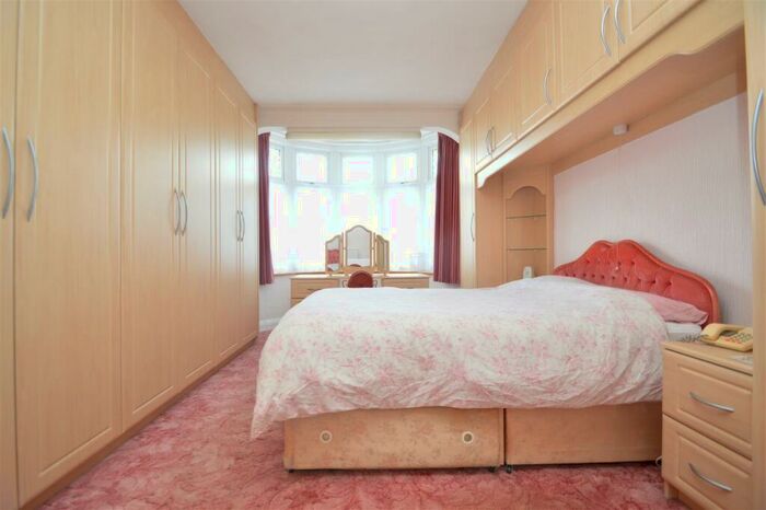2 Bedroom Semi-Detached Bungalow For Sale In Peaketon Avenue, Redbridge, IG4