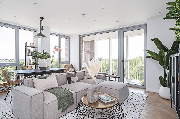 3 Bedroom Flat For Sale In Maple Path, Hackney, London, E5