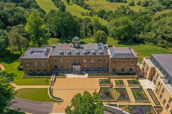 2 Bedroom Flat To Rent In The Drive, Ickenham, UB10