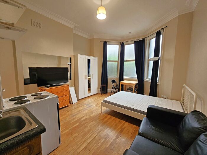 Studio To Rent In Brondesbury Park, Willesden Green, NW2