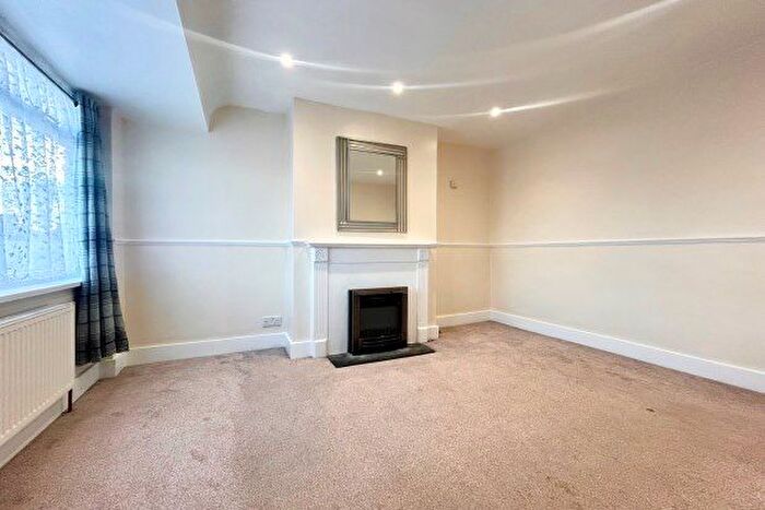 2 Bedroom Maisonette To Rent In Holmleigh Avenue, Dartford, DA1