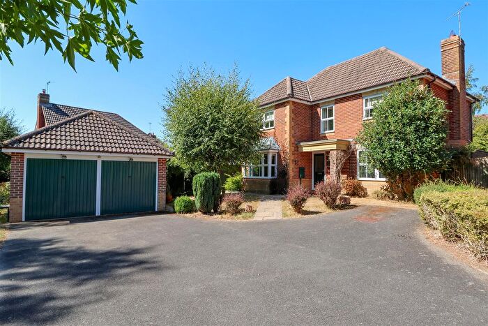 4 Bedroom Detached House For Sale In Walton Drive, Horsham, RH13