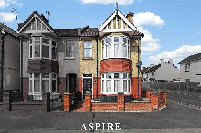 4 Bedroom Semi-Detached House For Sale In Southbourne Grove, Westcliff-On-Sea, SS0