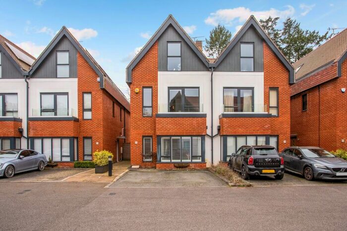 4 Bedroom Semi-Detached House To Rent In Chestnut Avenue Guildford, GU2