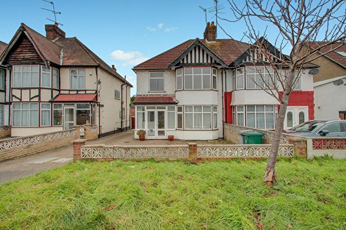 3 Bedroom Semi-Detached House For Sale In Watford Way, London, NW4