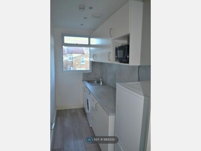 Studio To Rent In Mayfair Avenue, Ilford, IG1