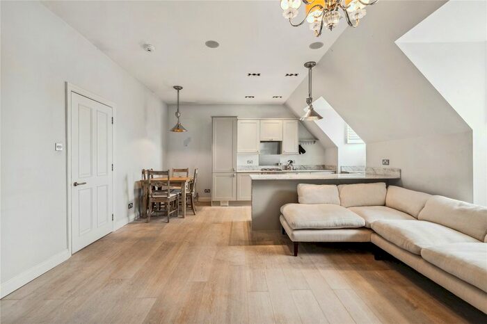 3 Bedroom Flat To Rent In Kings Road, Richmond, TW10