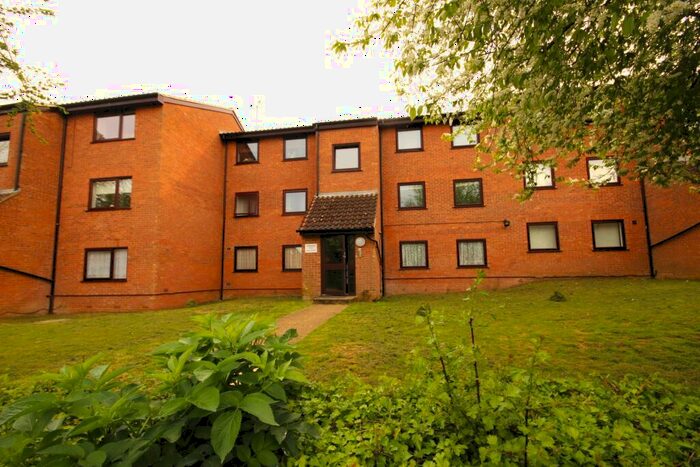 2 Bedroom Flat To Rent In Valley Green, Hemel Hempstead, Hertfordshire, HP2