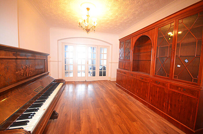 3 Bedroom Semi-Detached House To Rent In Herent Drive, Ilford, IG5